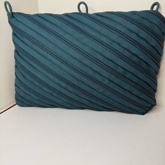 Zip It Green Cushion Cover Pouch Toilet Bag NWOT - Picture 2 of 3